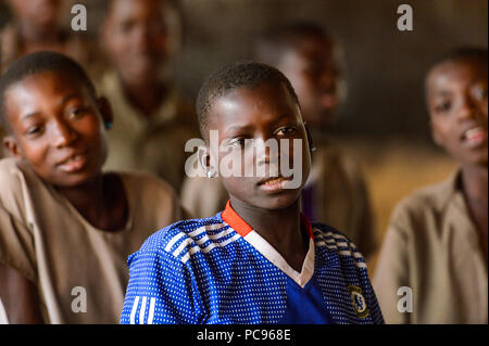 Unbenannte Straße, TOGO - Jan 12, 2017: Junge auf der Lektion in einer örtlichen Grundschule. Alle Themen sind in französischer Sprache in Togo Stockfoto