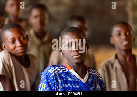 Unbenannte Straße, TOGO - Jan 12, 2017: Junge auf der Lektion in einer örtlichen Grundschule. Alle Themen sind in französischer Sprache in Togo Stockfoto