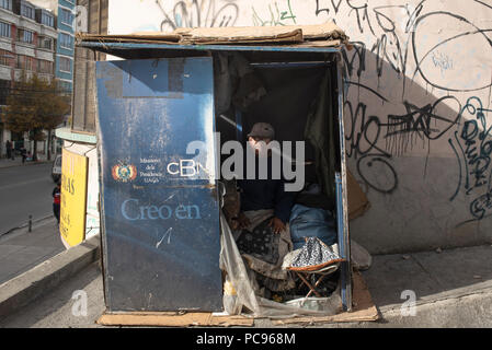 Alter Mann seinen Lebensunterhalt verdienen in einer metallischen Shack, mit Tüchern zu reparieren. La Paz, Bolivien. Jun 2018 Stockfoto