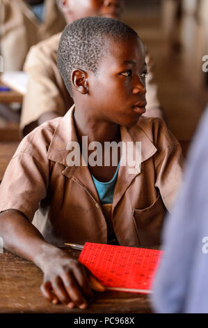 Unbenannte Straße, TOGO - Jan 12, 2017: Junge auf der Lektion in einer örtlichen Grundschule. Alle Themen sind in französischer Sprache in Togo Stockfoto