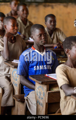 Unbenannte Straße, TOGO - Jan 12, 2017: Junge auf der Lektion in einer örtlichen Grundschule. Alle Themen sind in französischer Sprache in Togo Stockfoto