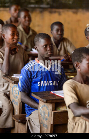 Unbenannte Straße, TOGO - Jan 12, 2017: Junge auf der Lektion in einer örtlichen Grundschule. Alle Themen sind in französischer Sprache in Togo Stockfoto