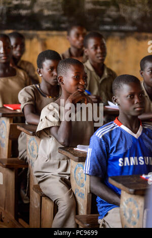 Unbenannte Straße, TOGO - Jan 12, 2017: Junge auf der Lektion in einer örtlichen Grundschule. Alle Themen sind in französischer Sprache in Togo Stockfoto