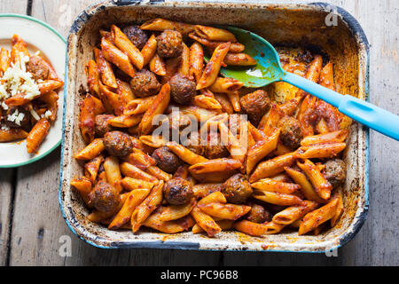 Frikadellen & Nudeln Backen mit Tomatensauce. Stockfoto