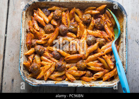 Frikadellen & Nudeln Backen mit Tomatensauce. Stockfoto