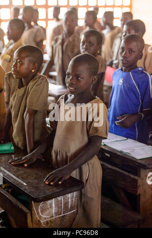 Unbenannte Straße, TOGO - Jan 12, 2017: Unbekannter togolesische Kinder ihre Lehrer in der Lektion in einer örtlichen Grundschule begrüßen. Alle Themen werden in Fre Stockfoto