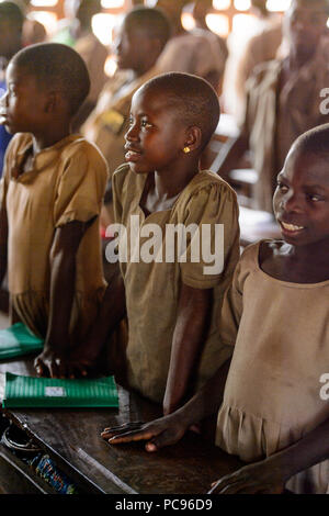 Unbenannte Straße, TOGO - Jan 12, 2017: Unbekannter togolesische Kinder ihre Lehrer in der Lektion in einer örtlichen Grundschule begrüßen. Alle Themen werden in Fre Stockfoto