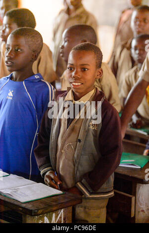 Unbenannte Straße, TOGO - Jan 12, 2017: Unbekannter togolesische Kinder ihre Lehrer in der Lektion in einer örtlichen Grundschule begrüßen. Alle Themen werden in Fre Stockfoto