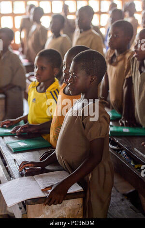 Unbenannte Straße, TOGO - Jan 12, 2017: Unbekannter togolesische Kinder ihre Lehrer in der Lektion in einer örtlichen Grundschule begrüßen. Alle Themen werden in Fre Stockfoto