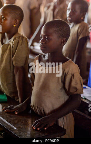 Unbenannte Straße, TOGO - Jan 12, 2017: Unbekannter togolesische Kinder ihre Lehrer in der Lektion in einer örtlichen Grundschule begrüßen. Alle Themen werden in Fre Stockfoto