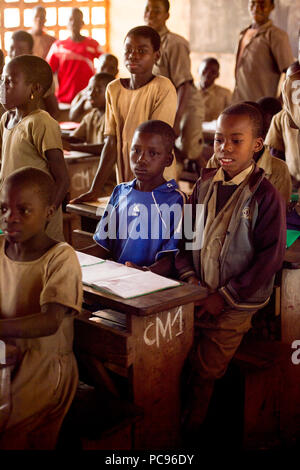 Unbenannte Straße, TOGO - Jan 12, 2017: Unbekannter togolesische Kinder ihre Lehrer in der Lektion in einer örtlichen Grundschule begrüßen. Alle Themen werden in Fre Stockfoto