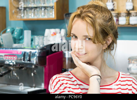 Lissabon, Portugal - Juli 10th, 2018: Portrait eines portugiesischen junge Frau in einem Café in Lissabon, Portugal. Stockfoto