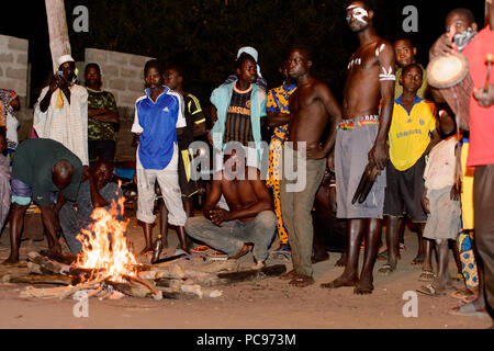 Sokodé, TOGO - Jan 12, 2017: Unbekannter togoischen Männer an die örtliche Feuerwehr zu zeigen, eine beliebte touristische Attraktion Stockfoto