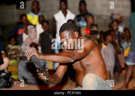 Sokodé, TOGO - Jan 12, 2017: Unbekannter togolesische Mensch Tricks an der lokalen Feuershow, eine beliebte touristische Attraktion Stockfoto