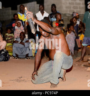 Sokodé, TOGO - Jan 12, 2017: Unbekannter togolesische Mensch Tricks an der lokalen Feuershow, eine beliebte touristische Attraktion Stockfoto