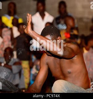 Sokodé, TOGO - Jan 12, 2017: Unbekannter togolesische Mensch Tricks an der lokalen Feuershow, eine beliebte touristische Attraktion Stockfoto