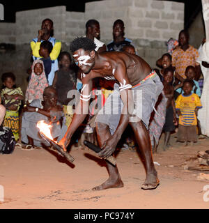 Sokodé, TOGO - Jan 12, 2017: Unbekannter togolesische Mensch Tricks an der lokalen Feuershow, eine beliebte touristische Attraktion Stockfoto