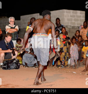 Sokodé, TOGO - Jan 12, 2017: Unbekannter togolesische Mensch Tricks an der lokalen Feuershow, eine beliebte touristische Attraktion Stockfoto