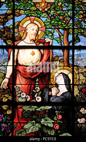 Die Erscheinung der Heiligen Herzen Marguerite Marie Alacoque, Glasfenster in der Saint Gervais und Sankt Protais Kirche, Paris, Frankreich Stockfoto