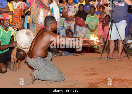 Sokodé, TOGO - Jan 12, 2017: Unbekannter togolesische Mensch Tricks auf dem lokalen Feuershow, eine beliebte touristische Attraktion Stockfoto