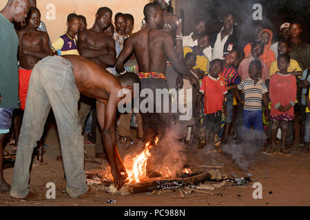 Sokodé, TOGO - Jan 12, 2017: Unbekannter togoischen Männer an die örtliche Feuerwehr zu zeigen, eine beliebte touristische Attraktion Stockfoto