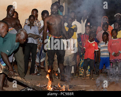 Sokodé, TOGO - Jan 12, 2017: Unbekannter togoischen Männer an die örtliche Feuerwehr zu zeigen, eine beliebte touristische Attraktion Stockfoto