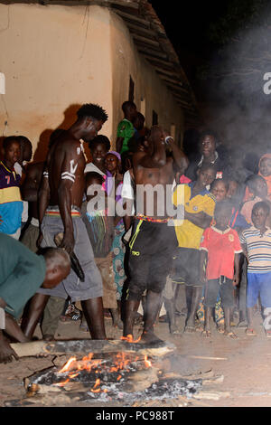 Sokodé, TOGO - Jan 12, 2017: Unbekannter togoischen Männer an die örtliche Feuerwehr zu zeigen, eine beliebte touristische Attraktion Stockfoto