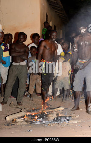 Sokodé, TOGO - Jan 12, 2017: Unbekannter togoischen Männer an die örtliche Feuerwehr zu zeigen, eine beliebte touristische Attraktion Stockfoto