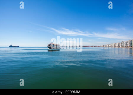 Kreuzfahrtschiff für Sightseeing auf die Promenade am Ufer der Ägäis in Thessaloniki, Griechenland. Stockfoto