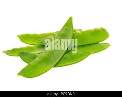 Mangetout oder Schnee Erbsen auf einem weißen Hintergrund isoliert Stockfoto