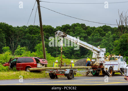 Sayreville NJ USA - Jujy 02, 2018: Rotes Auto nach dem schrecklichen Unfall - es zu einem Austausch der elektrischen Säule abgestuerzt Stockfoto