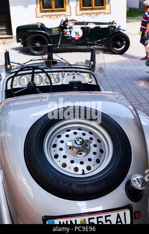 SAALBACH - Hinterglemm, Österreich - 21 Juni 2018: Oldtimer BMW 328 Roadster oldsmobile Veteran von 1936 bis 1940 steht am 21 Juni, 2018 in Sa Stockfoto