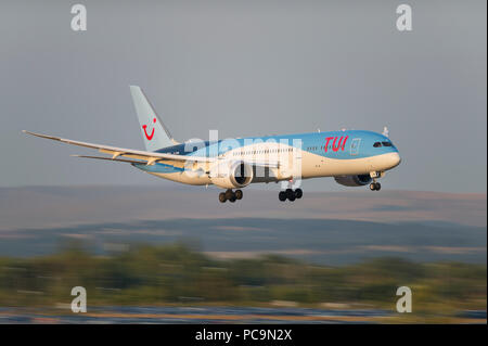 Der TUI-Boeing 787-9 Deamliner kommt in am Flughafen Manchester, UK zu landen. Stockfoto