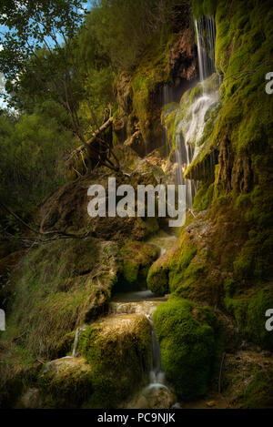 Lange Belichtung eines Cascade in Source des Flusses Cuervo, in Cuenca, Kastilien-La Mancha, Spanien. Stockfoto