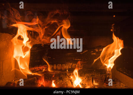 Nahaufnahme von brennenden Holz in den Kamin. Stockfoto