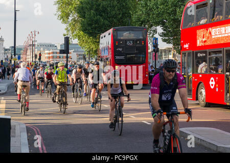 Radfahrer pendeln auf der CS6cycle Superhighways auf Blackfriars Road bei rush hour mit roten Busse und Verkehr in Road, London, UK Stockfoto