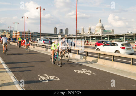 Radfahrer pendeln auf der CS6cycle Superhighways auf Blackfriars Bridge bei rush hour mit der St. Pauls Kathedrale im Hintergrund, London, UK Stockfoto