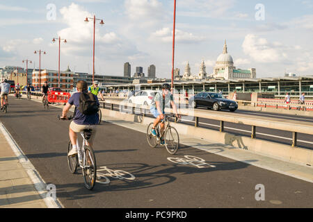 Radfahrer pendeln auf der CS6cycle Superhighways auf Blackfriars Bridge bei rush hour mit der St. Pauls Kathedrale im Hintergrund, London, UK Stockfoto