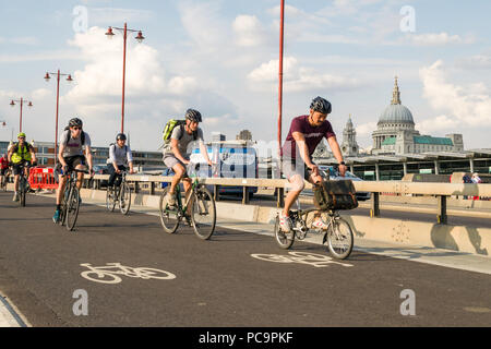 Radfahrer pendeln auf der CS6cycle Superhighways auf Blackfriars Bridge bei rush hour mit der St. Pauls Kathedrale im Hintergrund, London, UK Stockfoto