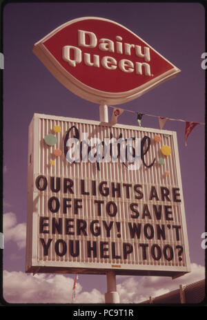 Nach dem Oregon Gouverneur verboten Neon und kommerzielle Beleuchtung zeigt die Unternehmen ihre unbeleuchtete Schilder verwendet energiesparende Meldungen, die während des Tages gesehen werden könnte diese Aufnahme wurde in Portland zu vermitteln Stockfoto
