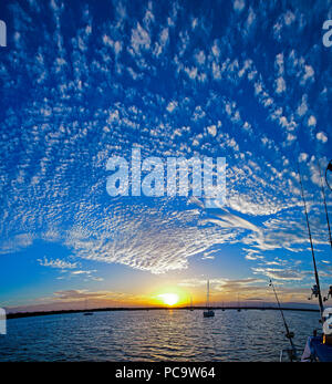 Eine spektakuläre inspirational Bunten atmosphärischen bewölkter Himmel cloudscape mit einem altocumulus Wolkenbildung in der Mitte der blauen Himmel. New South W Stockfoto