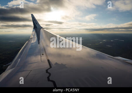 Blick aus dem Flugzeug Fenster über den Flügel. Stockfoto