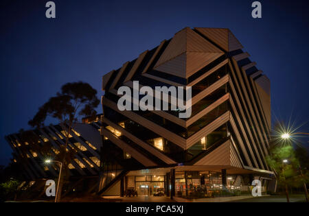 Neue Horizonte Research Center, an der Monash University in der Nacht. Stockfoto