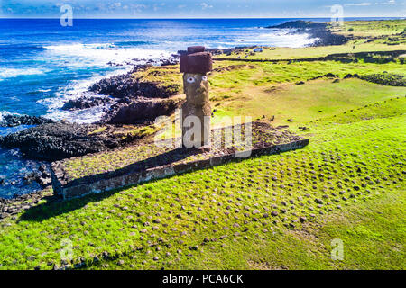 Eine Luftaufnahme über Ahu Tahai allein, Hanga Roa, Moai auf der Osterinsel. Dies ist der einzige mit gemalten Augen wie es war in der Vergangenheit. Stockfoto