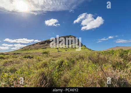 Rano Raraku Vulkan, die Moais Steinbruch, wo in der Vergangenheit gebaut wurden, einige von ihnen noch auf dem Steinbruch warten zu bleiben, vielleicht, eines Tages erreichen es f Stockfoto