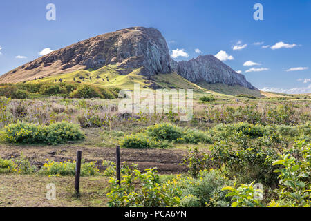 Rano Raraku Vulkan, die Moais Steinbruch, wo in der Vergangenheit gebaut wurden, einige von ihnen noch auf dem Steinbruch warten zu bleiben, vielleicht, eines Tages erreichen es f Stockfoto