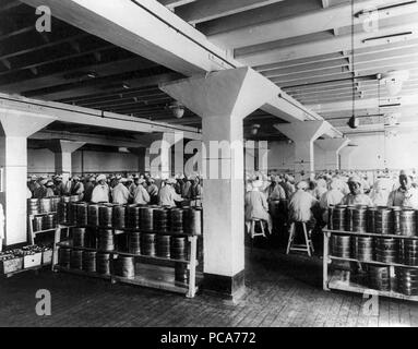 Trennen Eigelb vom Eiweiß und Verpacken in einem Ei Pflanze, Shanghai, China 1890-1923 Stockfoto