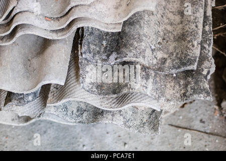 In einem alten Bauernhof in Mitteleuropa Eternit. Alte baustoffe für Dach- und Dichtungsbahnen verwendet. Jahreszeit des Sommers. Stockfoto