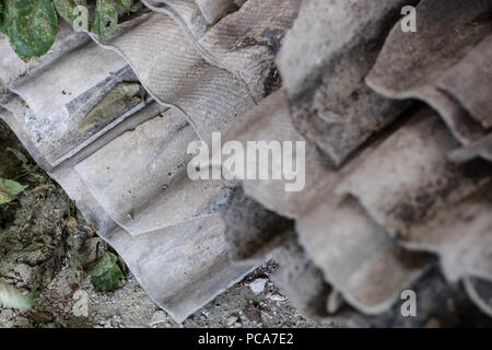 In einem alten Bauernhof in Mitteleuropa Eternit. Alte baustoffe für Dach- und Dichtungsbahnen verwendet. Jahreszeit des Sommers. Stockfoto