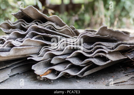 In einem alten Bauernhof in Mitteleuropa Eternit. Alte baustoffe für Dach- und Dichtungsbahnen verwendet. Jahreszeit des Sommers. Stockfoto